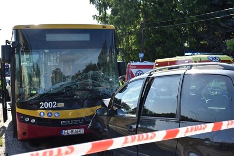 Samochód osobowy zderzył się czołowo z Autobusem MPK Łódź Ranni