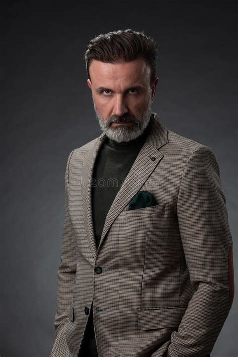 Retrato De Un Elegante Y Elegante Empresario Con Barba Y Ropa De