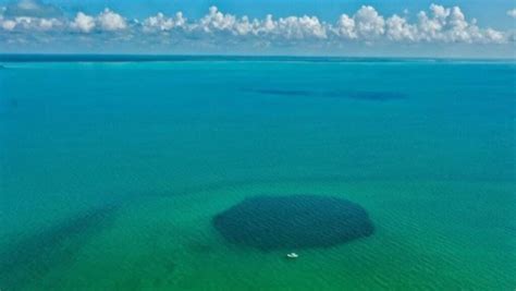 Scoperto il buco blu più profondo del mondo con grotte e tunnel