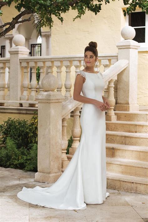 Weißes Fit and Flare Brautkleid mit Ärmeln und Schleppe von Sincerity