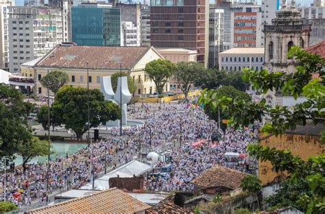 Público celebra retorno do cortejo da Lavagem do Bonfim 2023 Diário