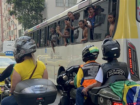 Foto do dia em motociata Bolsonaro é alvo de protestos dos