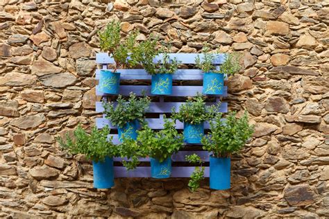 Aménager le jardin de manière créative en recyclant meubles et vieux