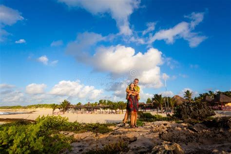 Pareja Joven En La Isla De Cozumel En México Foto de archivo Imagen