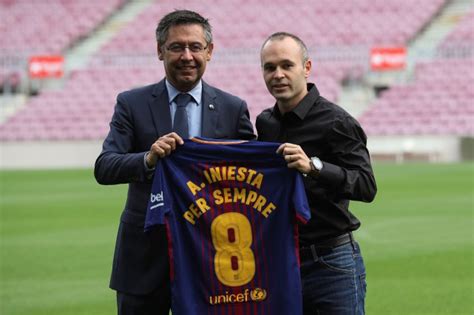 Andr S Iniesta A Annonc Son D Part Du Fc Barcelone