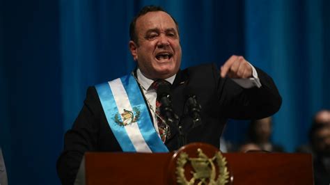 Alejandro Giammattei Asume La Presidencia De Guatemala Confiado En