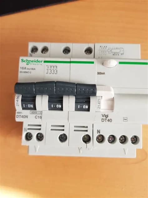 DISJONCTEUR DIFFÉRENTIEL MODULAIRE Multi 9 DT40N 3 pôles plus N 16 A