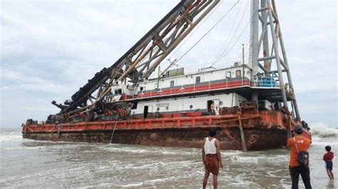 Ganasnya Cuaca Ekstrem Di Tuban Kapal Tongkang Hingga Crane Terdampar