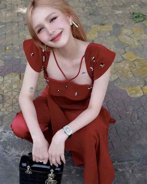 Xoài Non lại khoe mặt mộc dàn hot girl mạng xách dép chạy theo