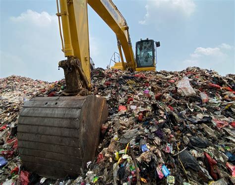 Puluhan Tahun Beroperasi Pemkot Bekasi Akhirnya Keruk Tumpukan Sampah