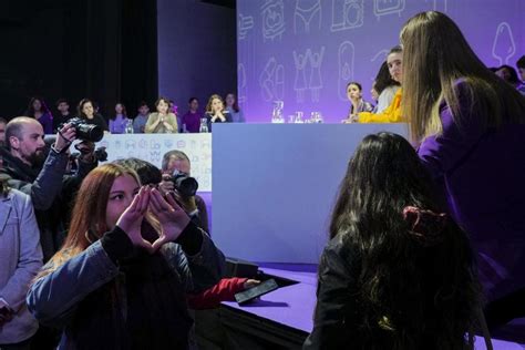 Feministas Contrarias A La Ley Trans Vuelven A Increpar A Irene Montero