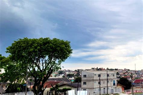 Previsão do tempo em Curitiba tem chuva e alerta de temporal