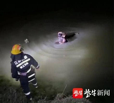 女子夜晚跳河轻生，民警随之跳水施救