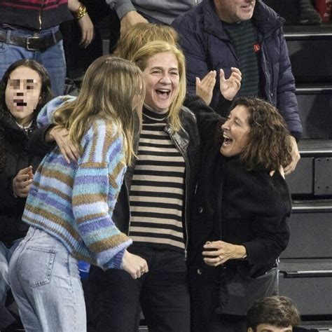 La Infanta Cristina Y Johanna Zott Celebrando Un Gol Del Equipo De