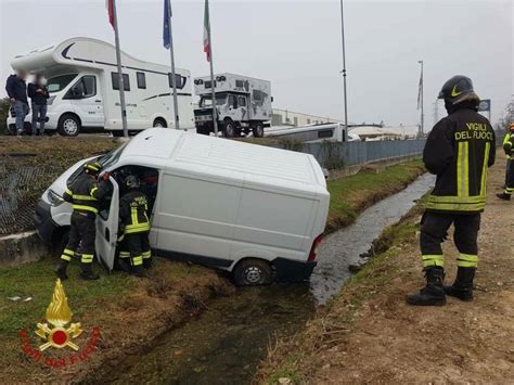 Incidente In Autostrada Furgone Esce Di Strada Ferito Il Conducente