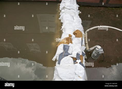 Deutschland Niedersachsen Hitzacker Hochwasser Detail Barriere