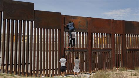 Thousands Of Families Cross The Us Mexico Border Despite Trumps