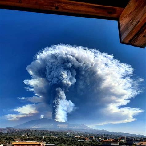 Etna Nube Di Cenere In Calabria Pioggia Nera A Reggio E In Aspromonte