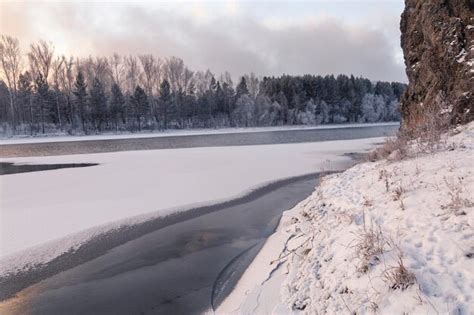 Paisagem De Inverno Rio Congelado Um Buraco No Gelo Pedras E