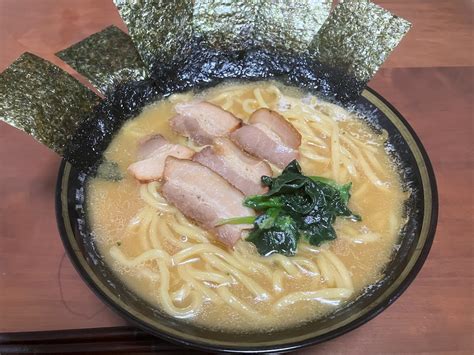 キンレイ お水がいらない横浜家系ラーメン冷凍食品〜豚骨醤油ラーメン／鶏油を効かせた王道の味／なべやき屋キンレイ／加熱調理〜 又二郎の