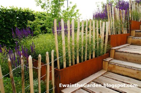 Ewa in the Garden: Pretty, stylish DIY wood stick fence