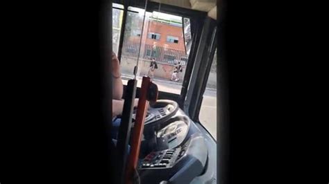 Roma Autista Parla Al Cellulare Mentre Guida Il Bus Una Mano Sul