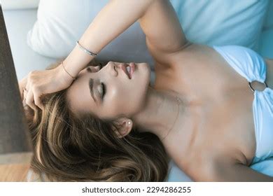 Fille nue blonde sur lit résultats 14 mille dimages libres de droits de photos de stock et