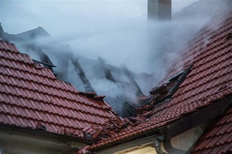 Geb Ude Nach Brand Einsturzgef Hrdet