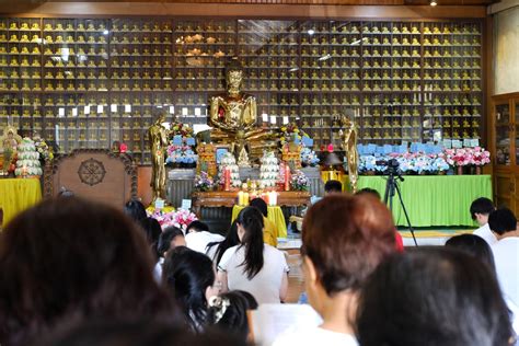 Puja Bakti Waisak 2568 Di Vihara Dhammadipa Manado Berlangsung Khidmat