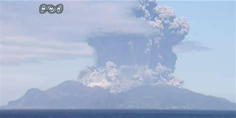 Massive Eruption Of Japans Mount Shindake Volcano Caught On Camera Huffpost