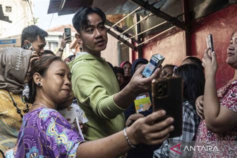 Gibran Blusukan Bagikan Buku Dan Susu Gratis Di Jakarta Antara News