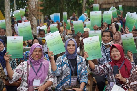 Jokowi Menyerahkan Sk Perhutanan Sosial Dan Sk Tora Buat Seluruh