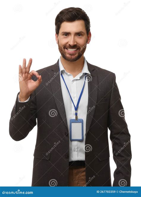 Hombre Sonriente Con Insignia De Pase De Vip Que Muestra Un Gesto