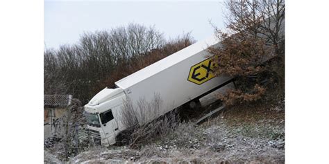 Ain Bourg un camion dans un fossé sur la rocade ouest