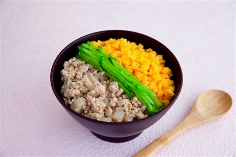 れんこんみそ鶏そぼろの三色丼｜レシピ｜マルコメ