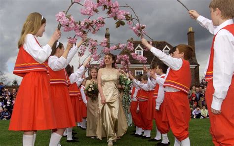 May Queen crowned | Ten British May Day traditions, in pictures - Expat