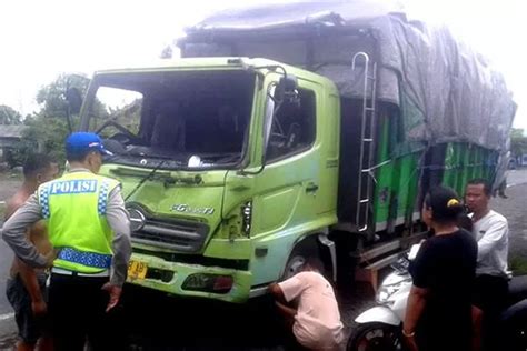 Ngeri Rem Blong Truk Tabrak Motor Dan Bus Lihat Penampakannya