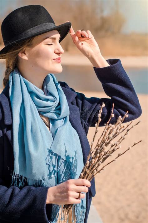 Jovencita Rubia Con Abrigo De Vestir Y Sombrero En Primavera En La