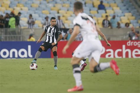 Rafael do Botafogo apaga conta em rede social após expulsão