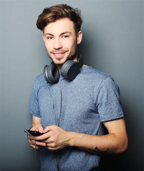 Joven Con Auriculares En El Cuello Foto Premium