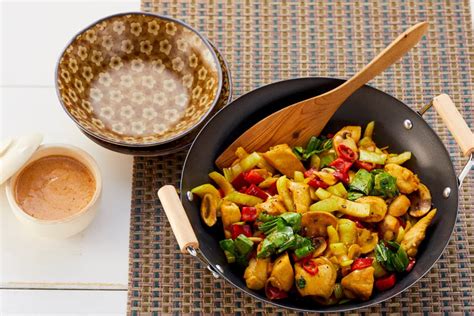 Wok Pfanne Mit Hähnchen Und Erdnusssauce