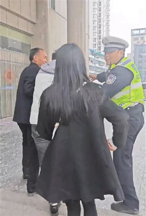 【春节我在岗】“跟着我们的警车走！”汉台公安交警紧急护送受伤男子就医澎湃号·政务澎湃新闻 The Paper