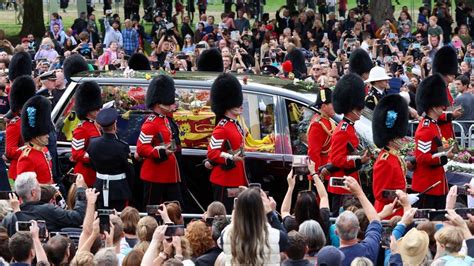 El féretro de Isabel II llega al Castillo de Windsor para su sepultura