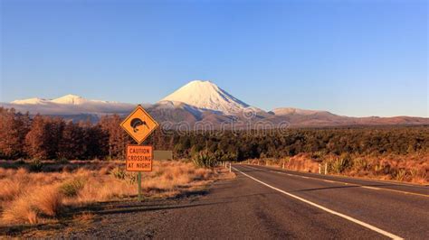 Panneau Routier Et Volcan Mt De Kiwi Ngauruhoe Au Coucher Du Soleil Na