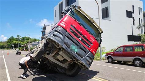 台南安平出現天坑！混凝土車陷落傾斜45度 市府緊急處理 新聞 中時