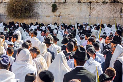 La Bendici N De Los Cohanim Jud Os Rezando En El Muro Occidental