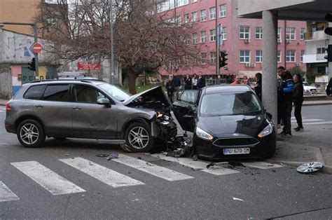 Mladi Pro Ao Kroz Crveno I Zabio Se U Policijski Automobil Istarski Hr