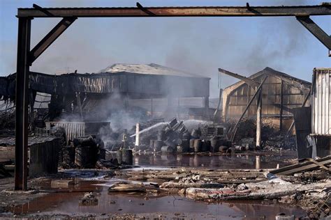 Controlado El Incendio De La Nave Que Oblig A Evacuar Un Pueblo De Vila