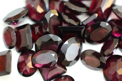 A Complete Guide To Garnet: Meaning, Powers, And Healing Properties ...