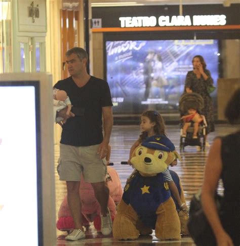 Fofura Thierry Figueira passeia as filhas gêmeas em shopping no